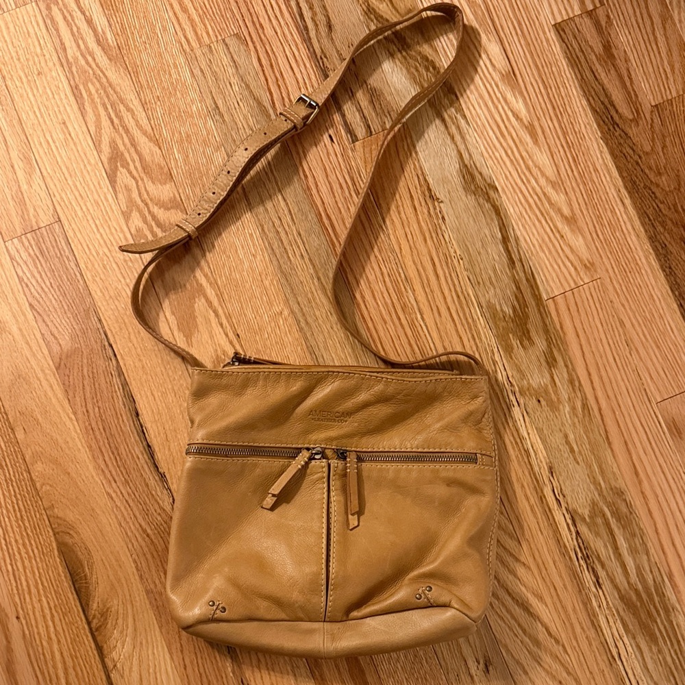 Classic Leather Crossbody Bag in Caramel